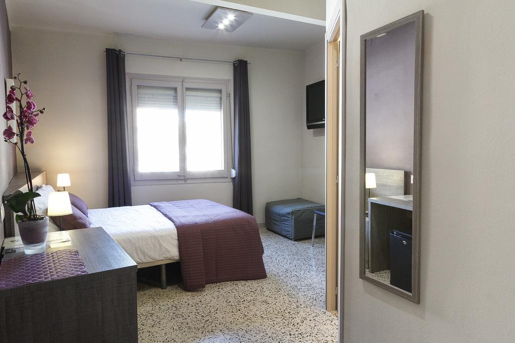 Hostal Fonda Montserrat Cambrils Zimmer foto