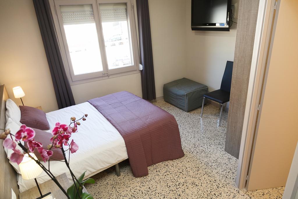 Hostal Fonda Montserrat Cambrils Zimmer foto